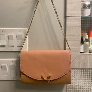 Light pink shoulder bag with gold metal strap